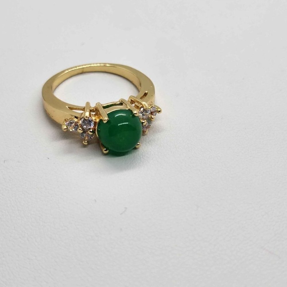 Brand NEW   Round JADE  Ring